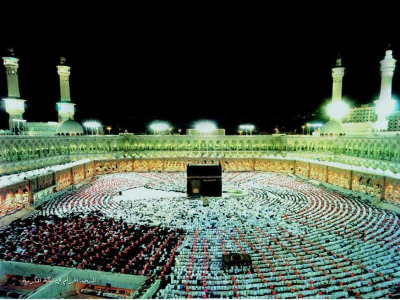 Crowd praying at Kaaba