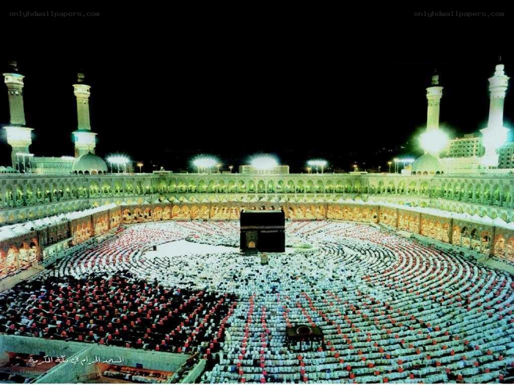 Crowd praying at Kaaba
