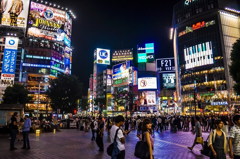 Crowded City Intersection — Black, Lively