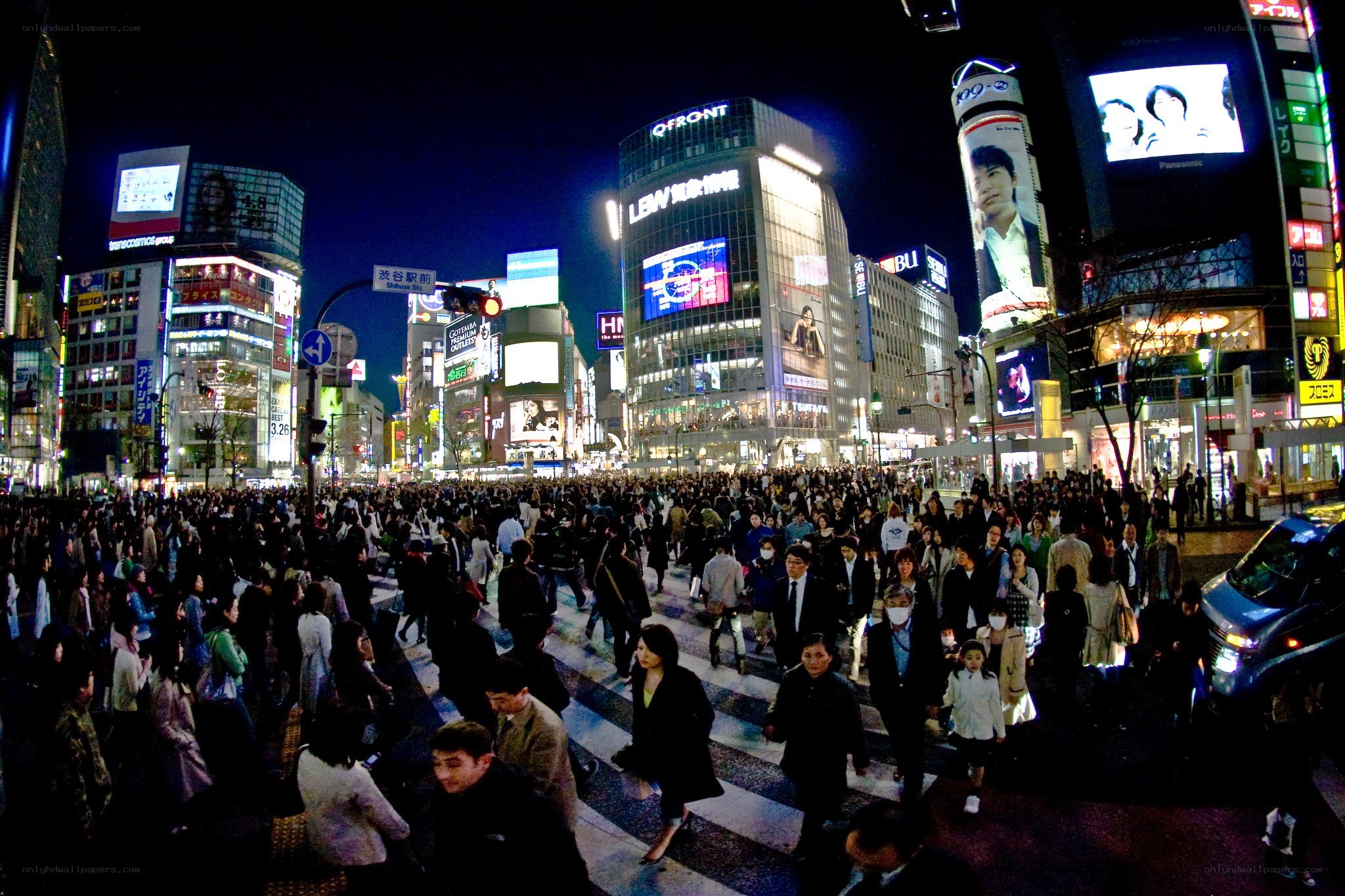 Crowded night crossing in Tokyo