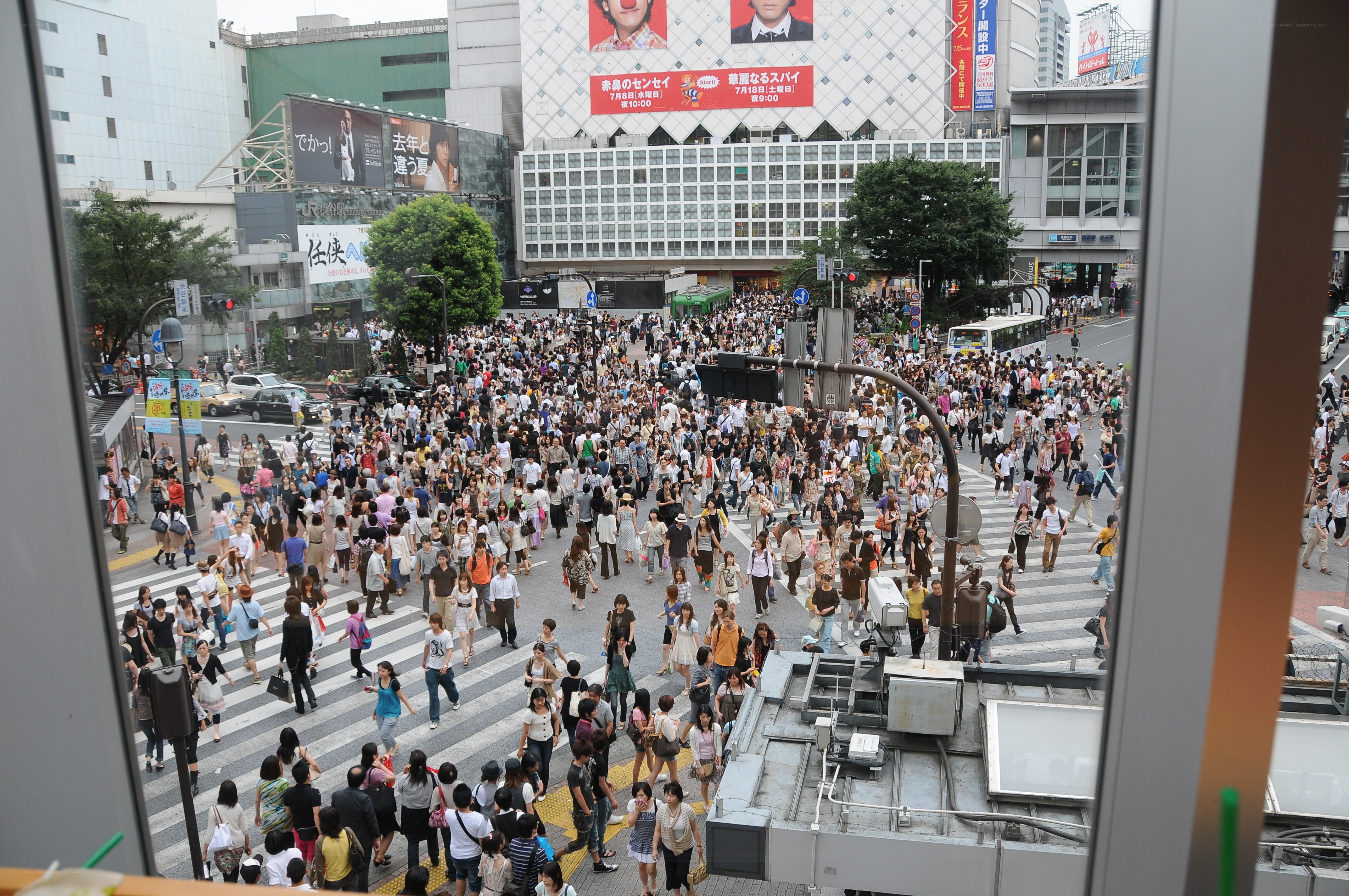 Crowded pedestrian crossing in Tokyo
