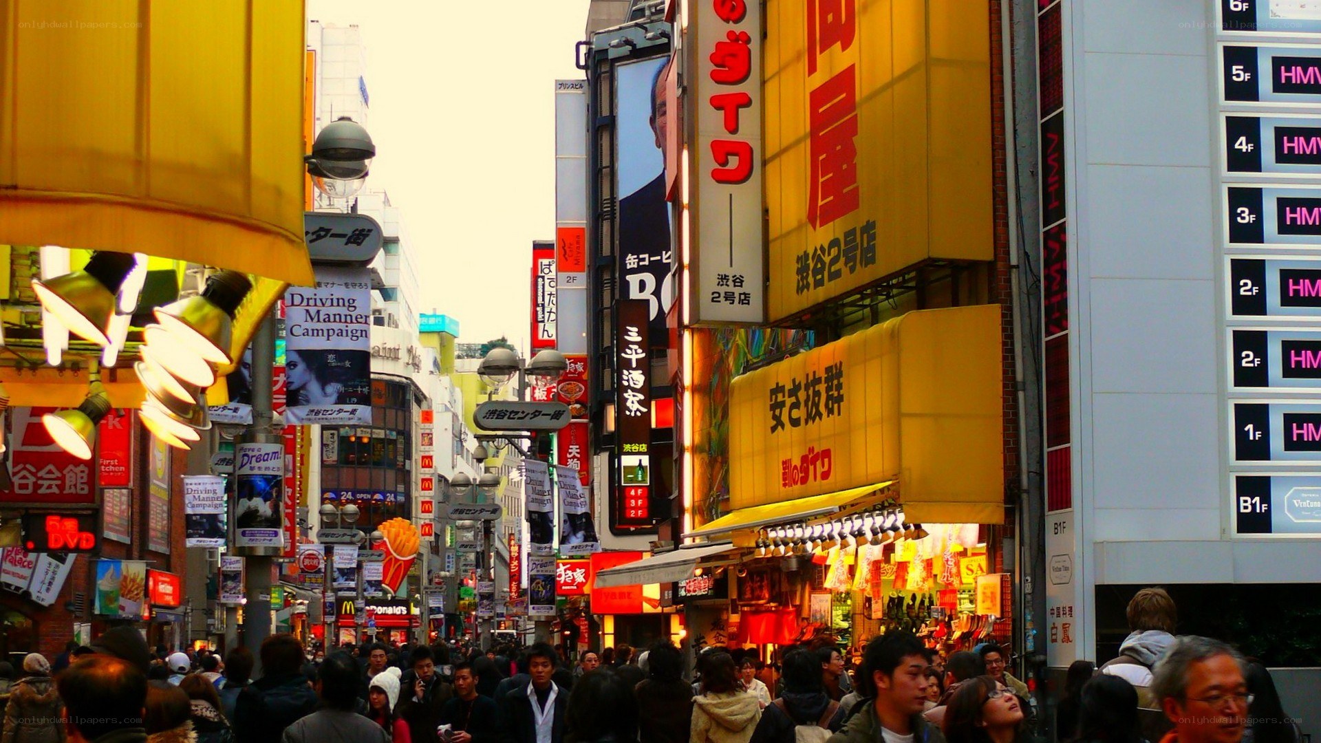 crowded street in tokyo