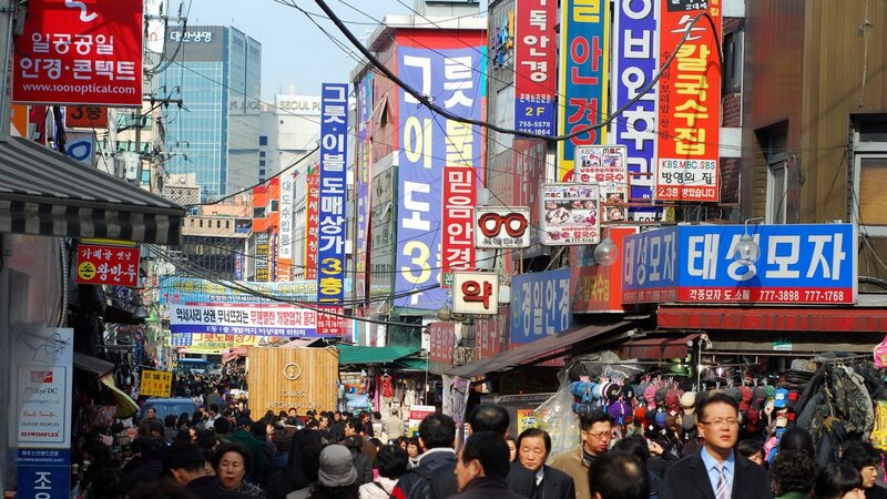 Crowded Street Market — Blue, Busy