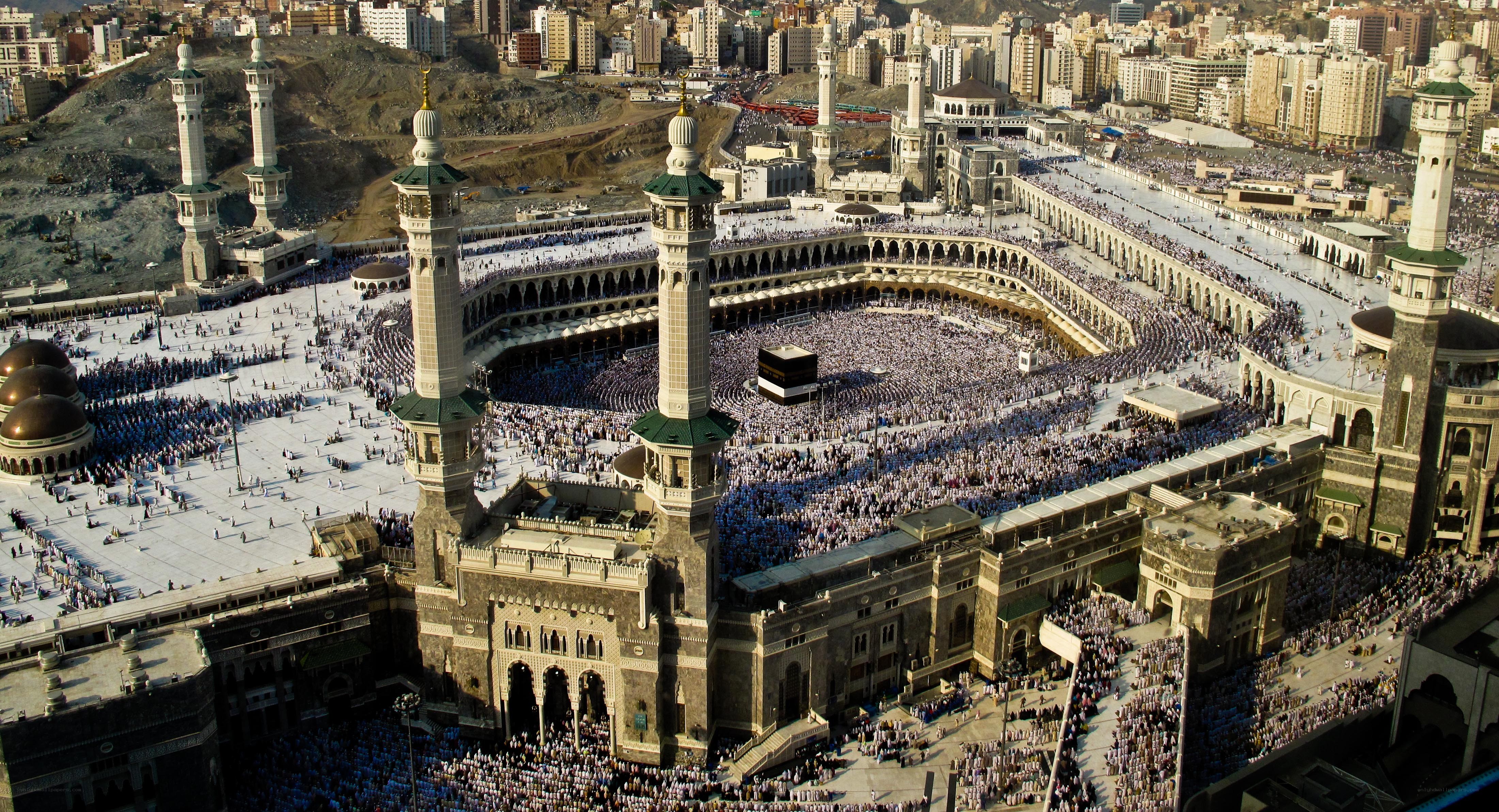 Crowds at the Grand Mosque