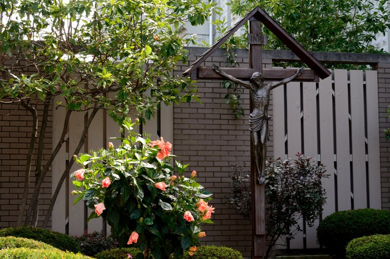 Crucifix in Garden — Green