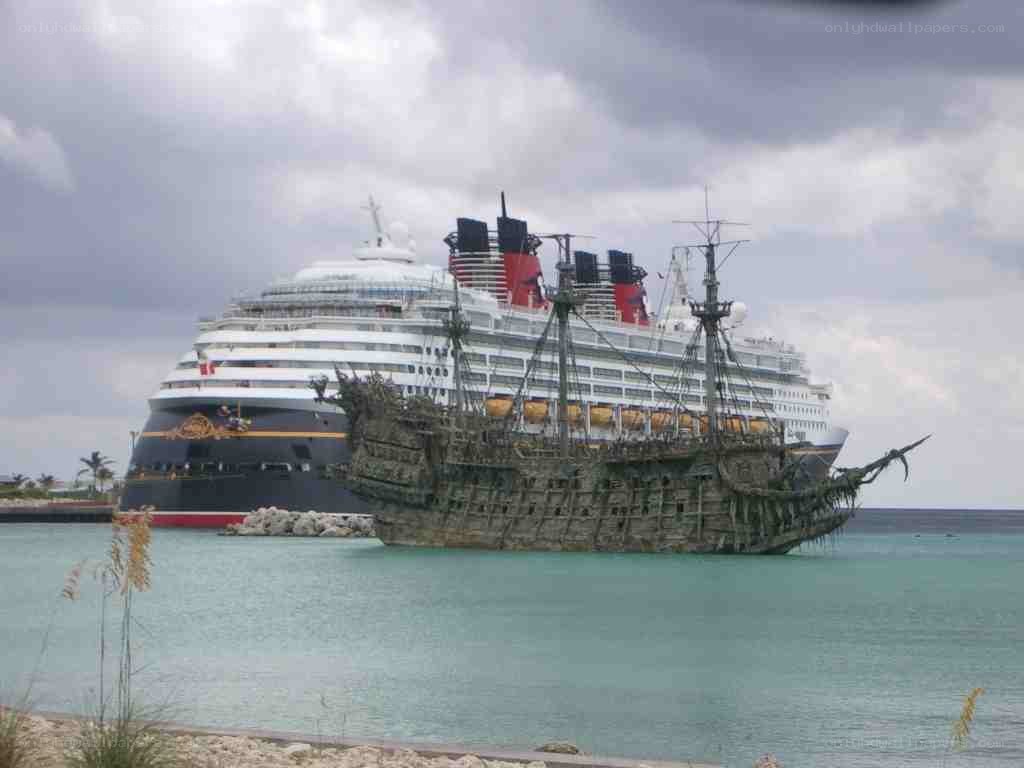 Cruise ship and pirate ship model
