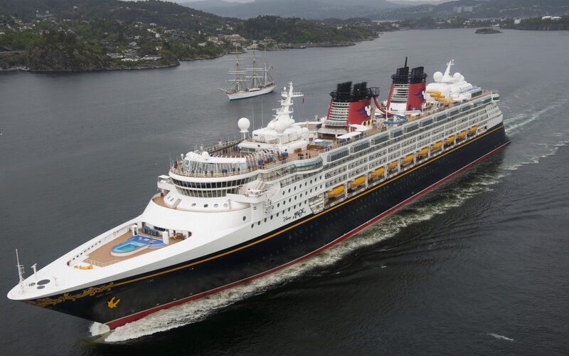 Cruise Ship in Water — Black