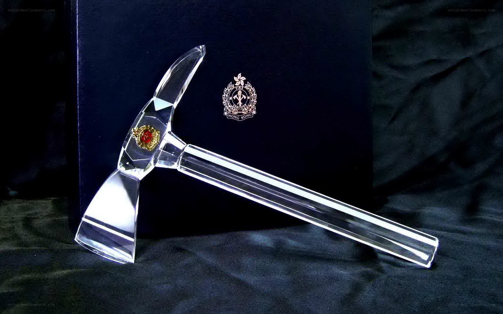 Crystal hammer with Hong Kong emblem