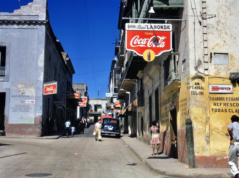 Cuban street scene with vintage cars