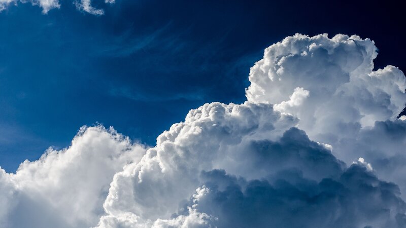 Cumulus Clouds in Blue Sky — Dramatic, Afternoon