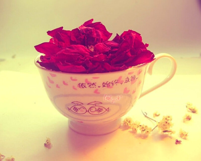 Cup with Rose Petals — Pink