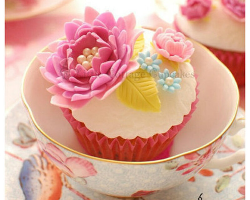 Cupcake in Teacup — Pink, Delicate
