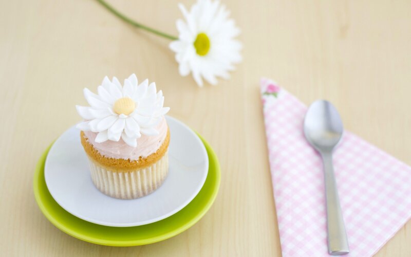 Cupcake with Daisy Decoration — White, Serene