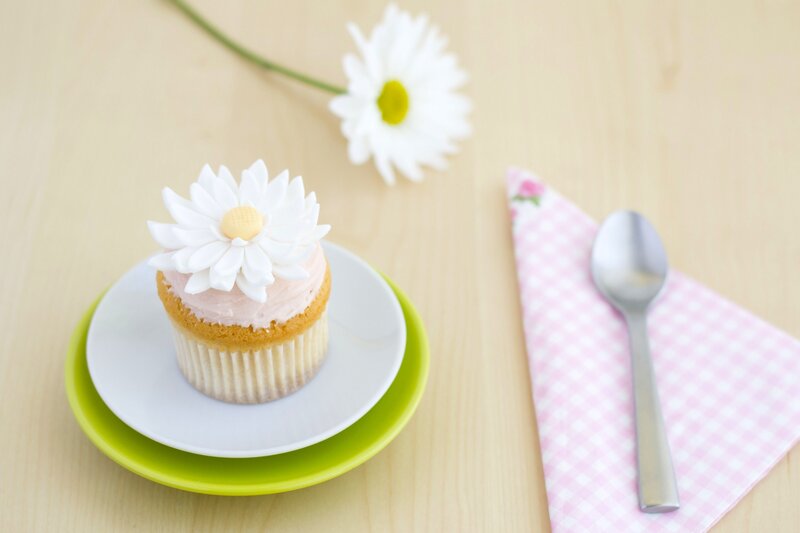 Cupcake with Daisy Decoration — White