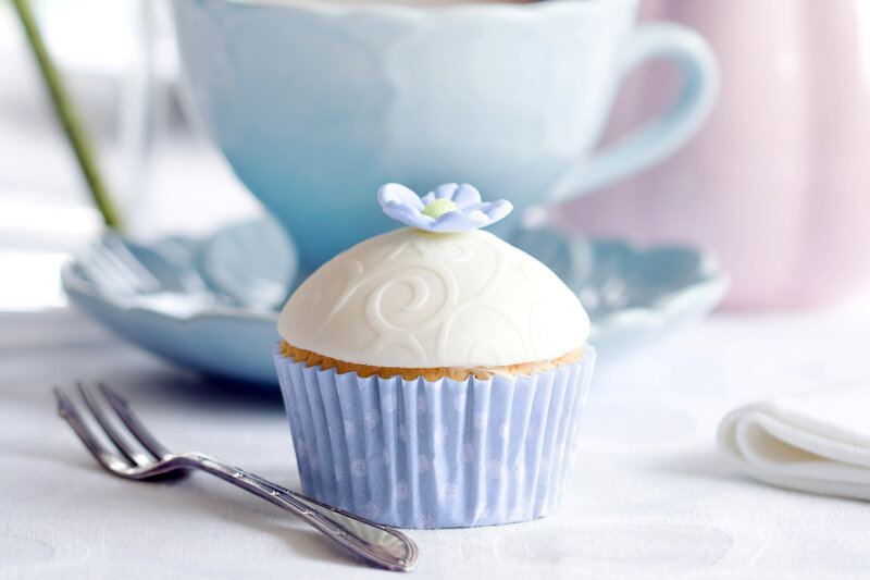 Cupcake with Flower Decoration — White, Serene