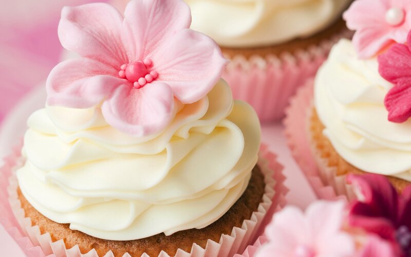 Cupcake with Pink Flower — Sweet