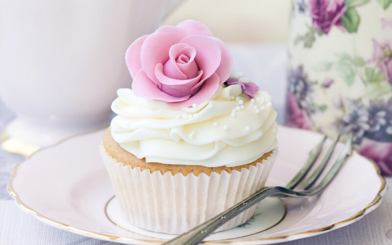Cupcake with Pink Rose — Elegant, Photograph