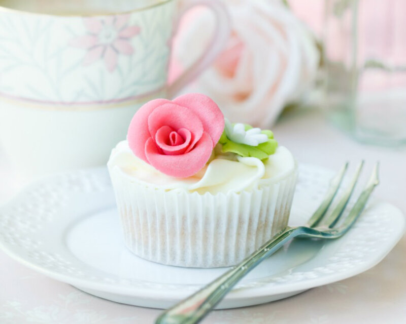 Cupcake with Pink Rose — White, Serene