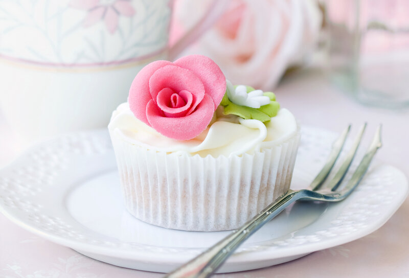 Cupcake with Pink Rose — White