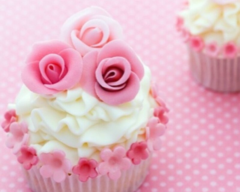 Cupcake with Pink Roses — Sweet