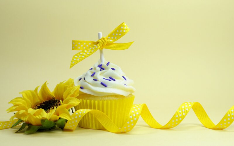 Cupcake with Sunflower — Yellow