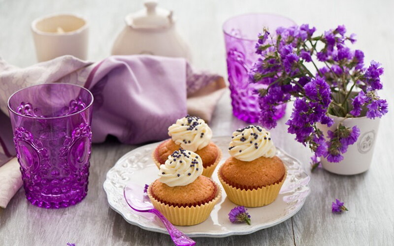 Cupcakes on a Plate — Purple, Serene