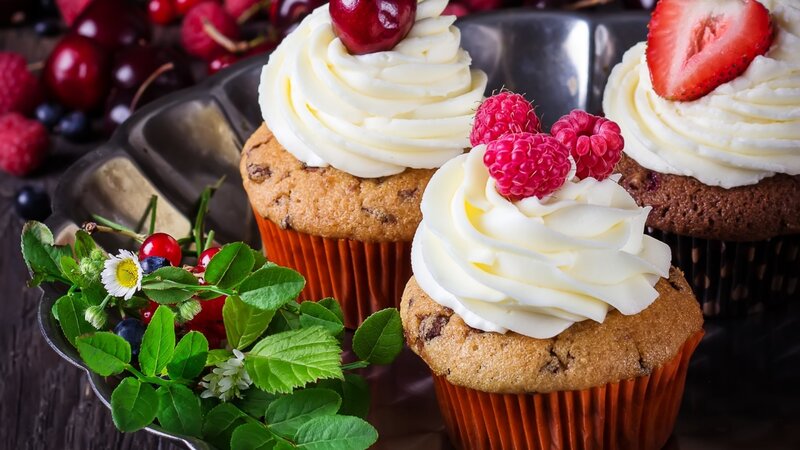 Cupcakes with Berries — White