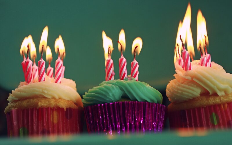 Cupcakes with Candles — Green, Festive