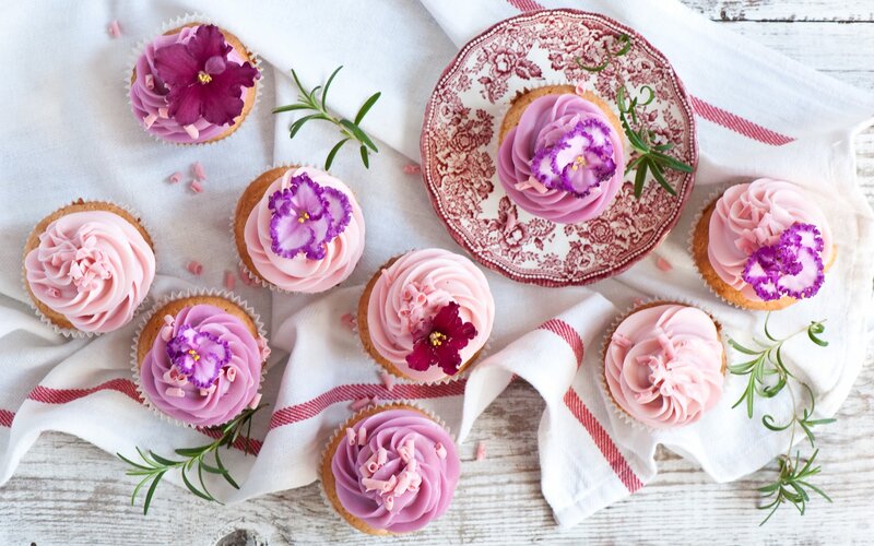 Cupcakes with Edible Flowers