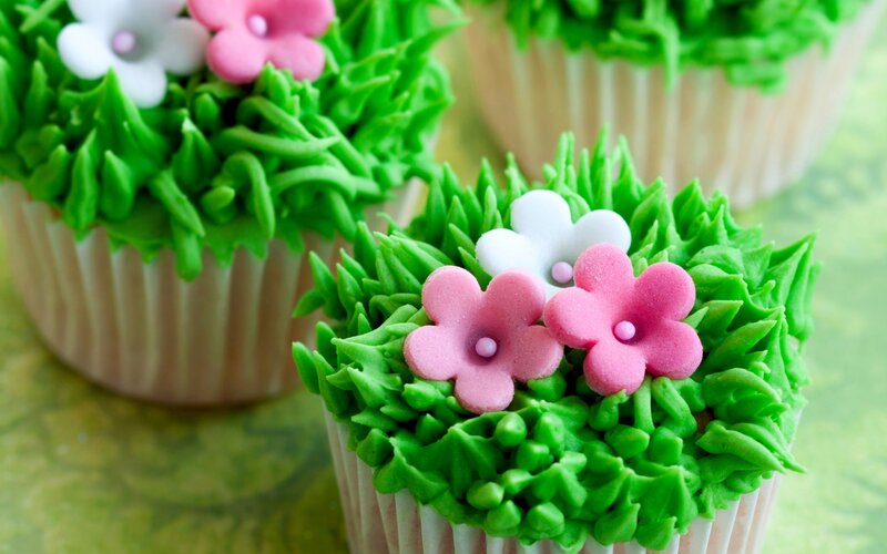 Cupcakes with Flower Decorations — Green