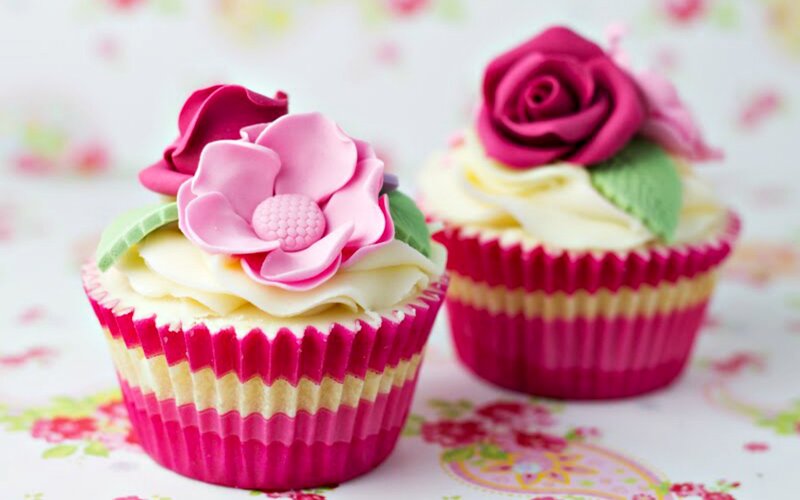 Cupcakes with Flower Decorations — Pink, Sweet