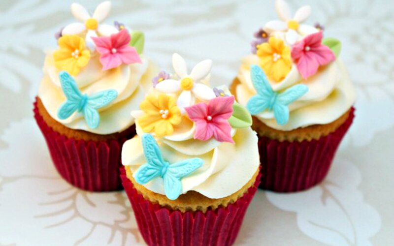 Cupcakes with Flowers — White