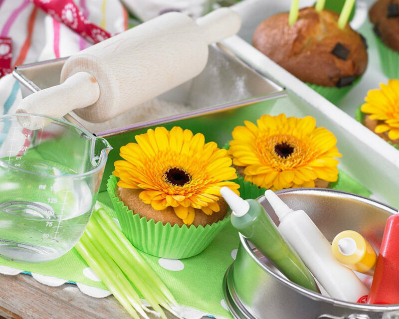 Cupcakes with Flowers — Yellow