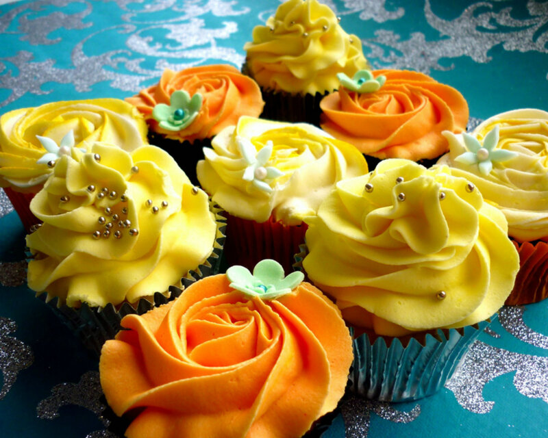 Cupcakes with Frosting — Yellow, Festive