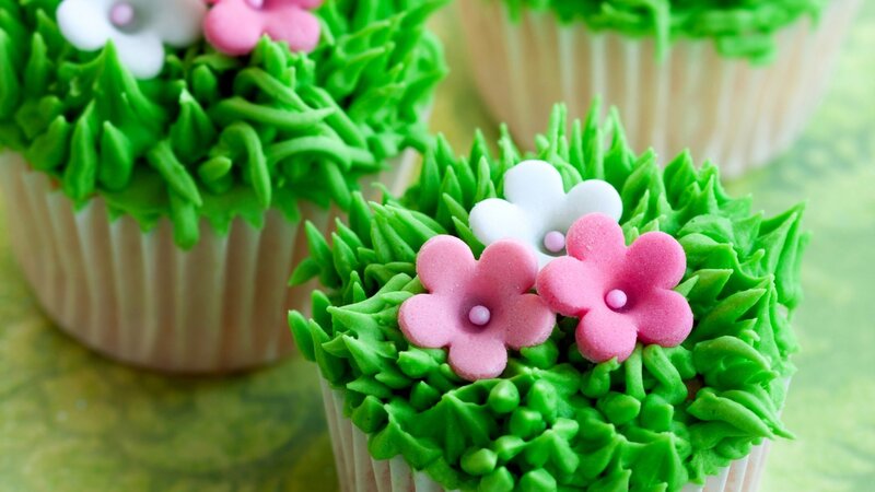 Cupcakes with Green Frosting — Cheerful