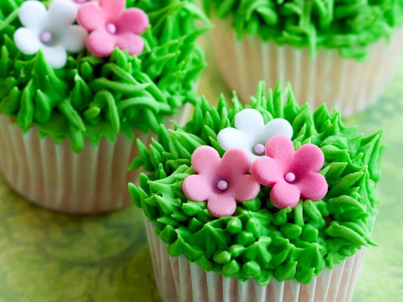 Cupcakes with Green Frosting — Festive