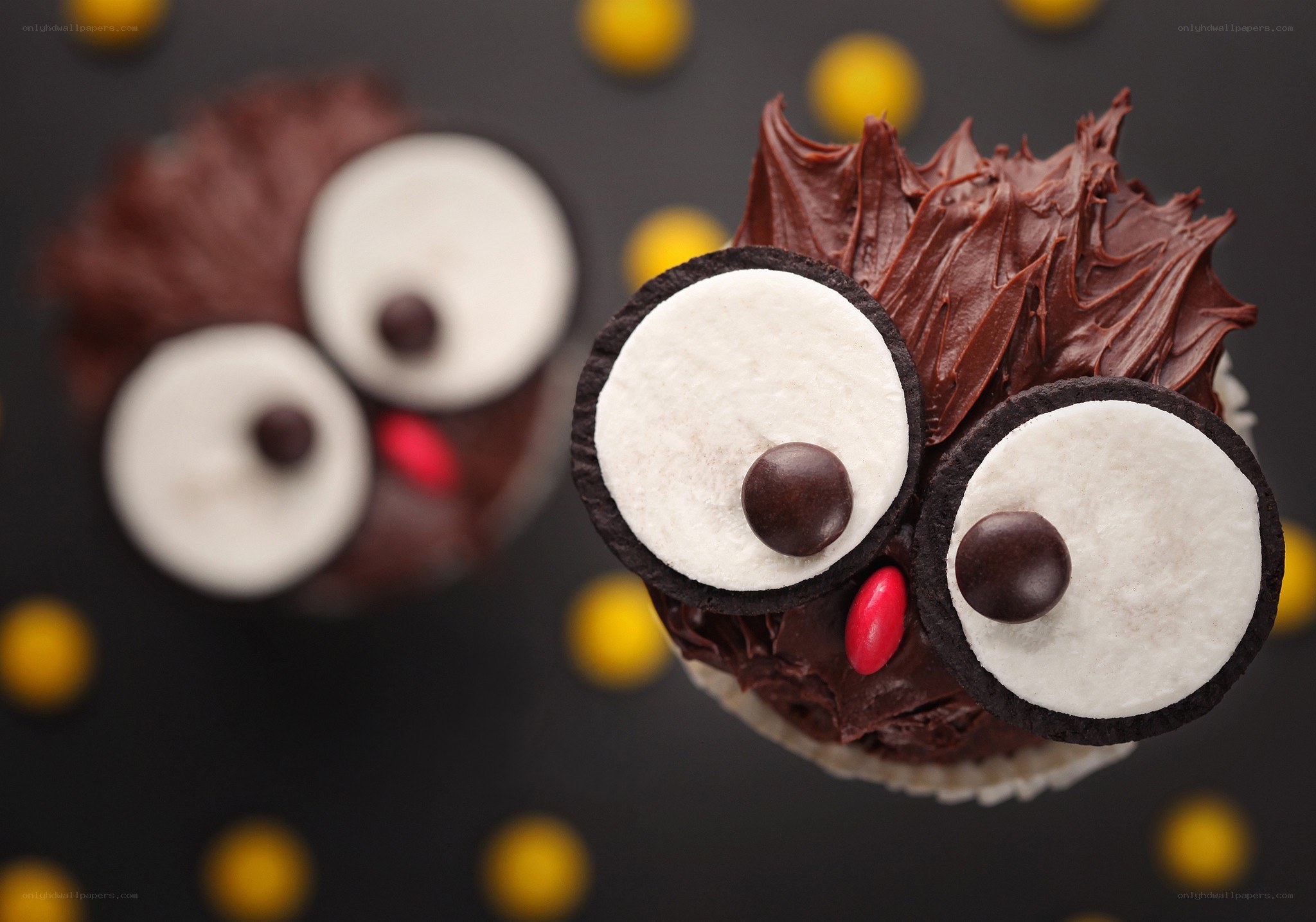 cupcakes with monster eyes