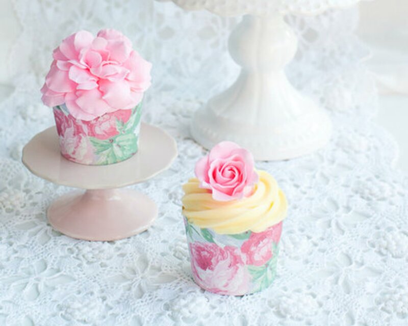Cupcakes with Pink Flowers — Delicate