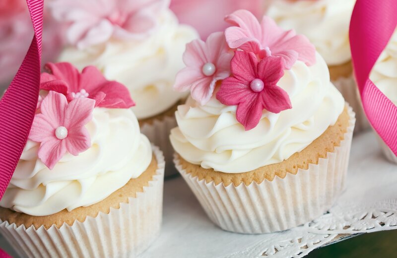 Cupcakes with Pink Flowers — Festive