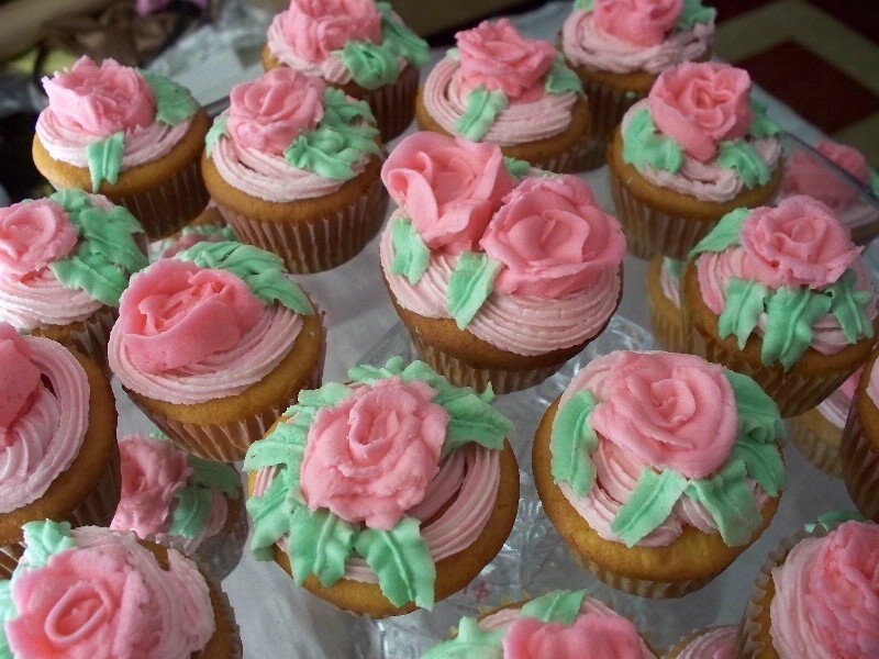 Cupcakes with Pink Roses — Festive