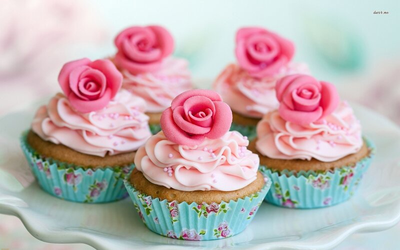 Cupcakes with Pink Roses — Sweet, Photograph