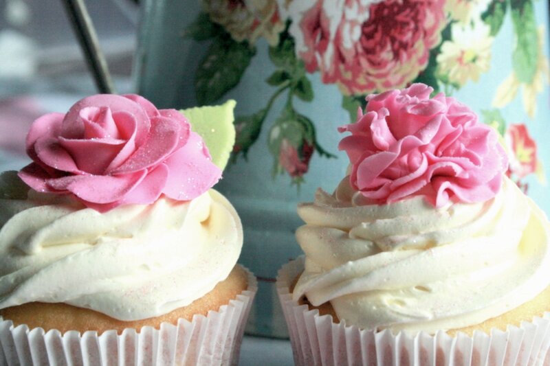 Cupcakes with Pink Roses — Sweet
