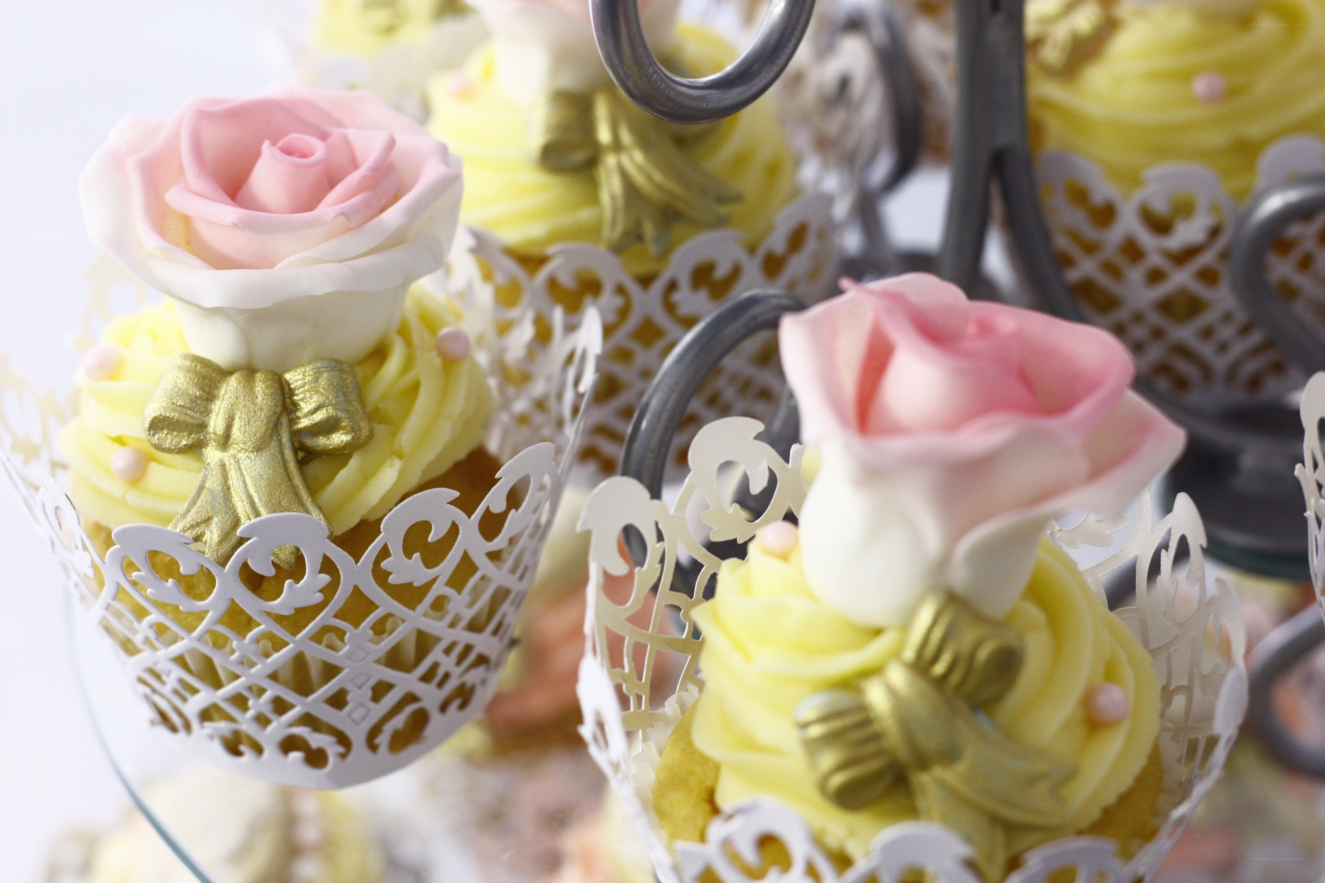 cupcakes with pink roses
