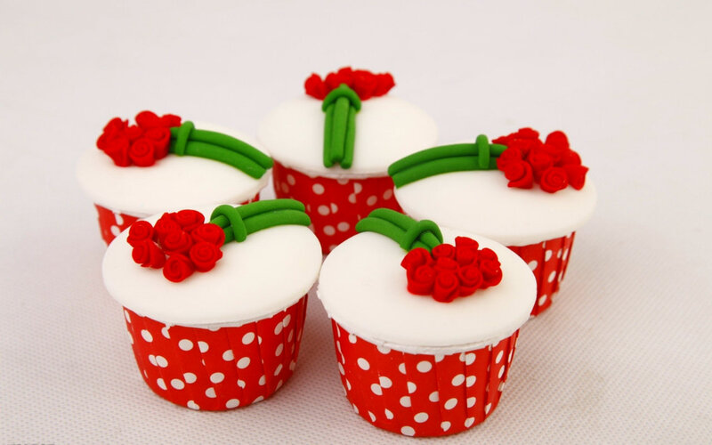 Cupcakes with Red Roses