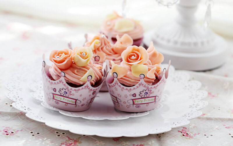 Cupcakes with Rose Decorations — Pink
