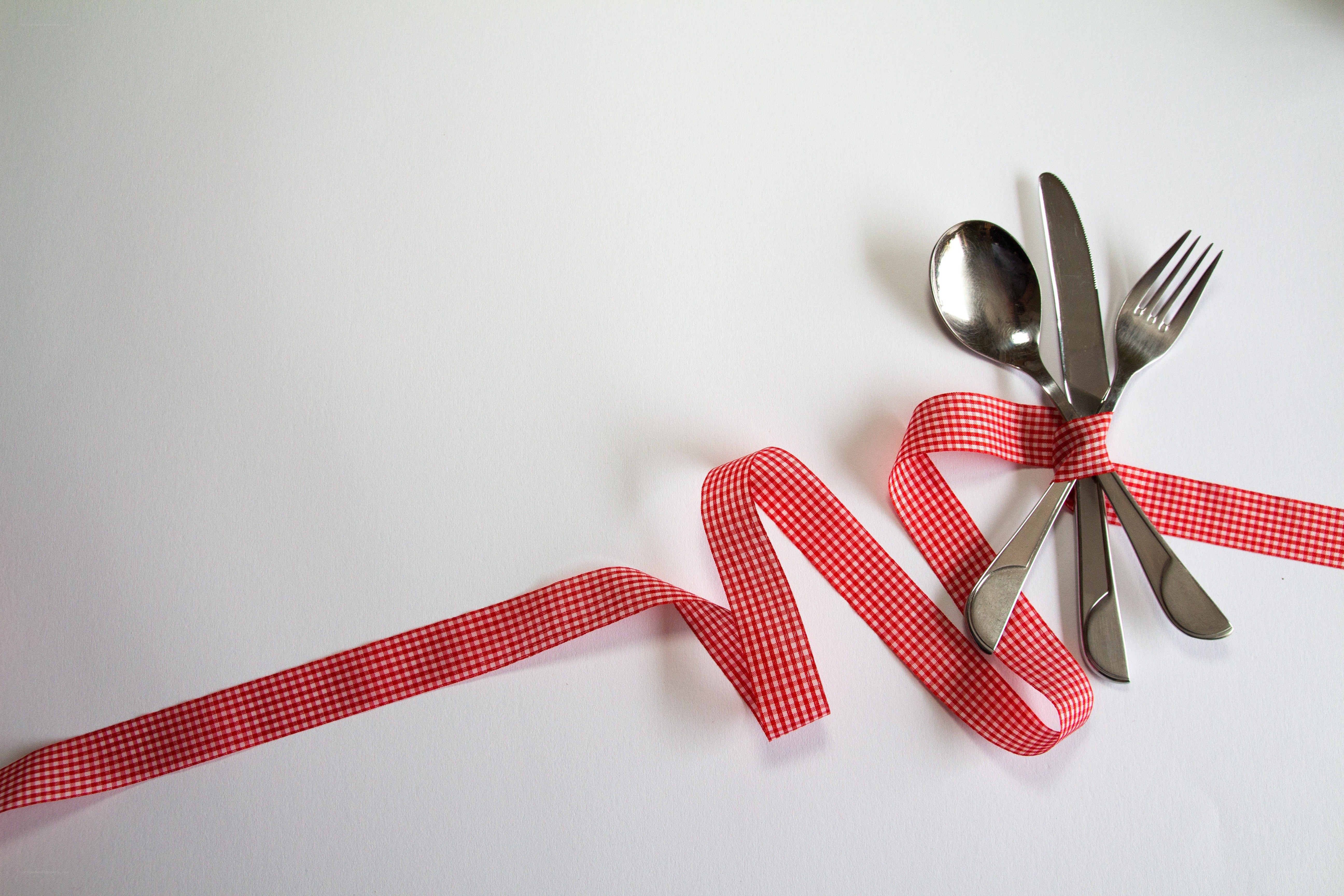 Cutlery with red ribbon