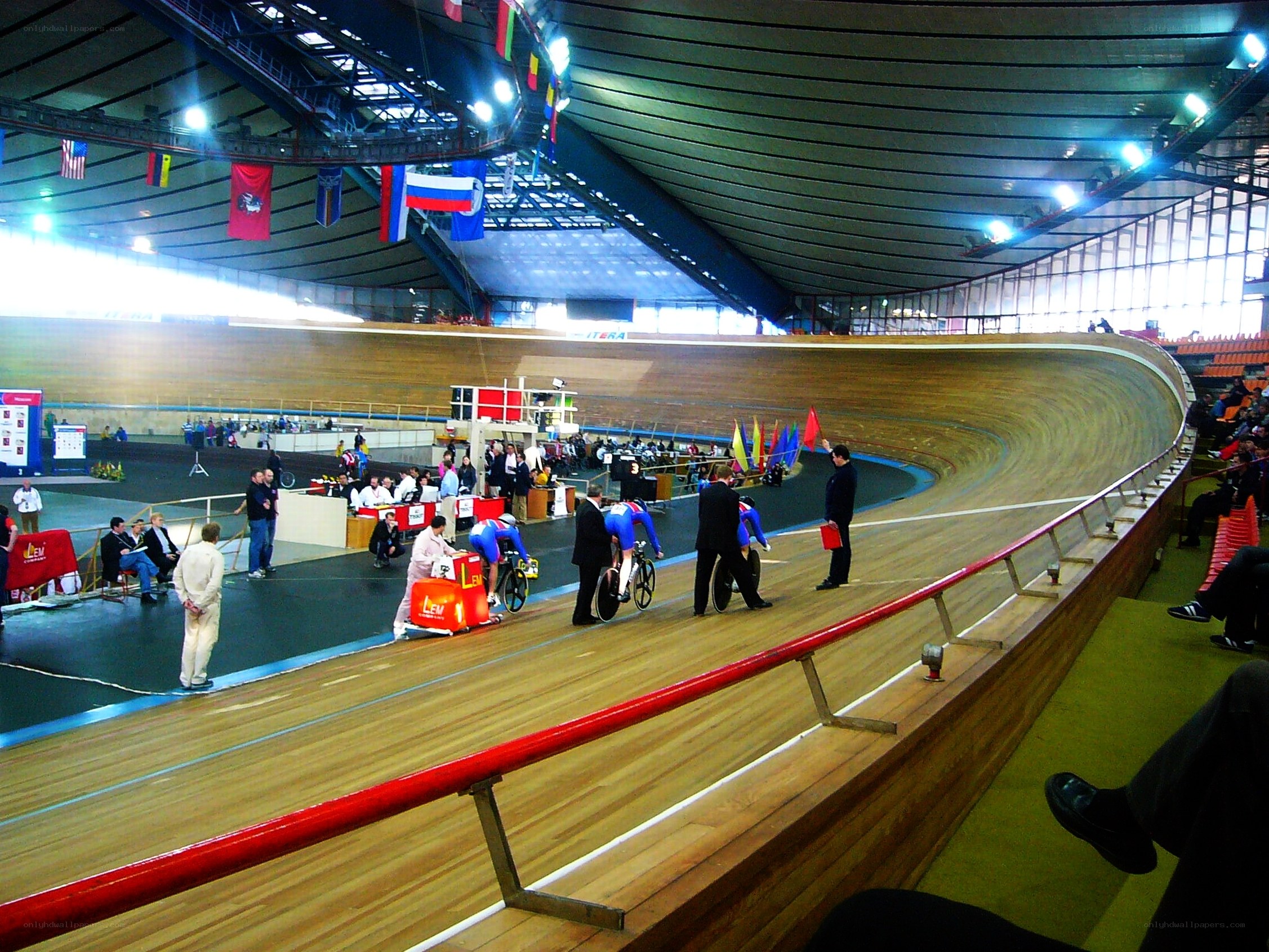 Cycling track event