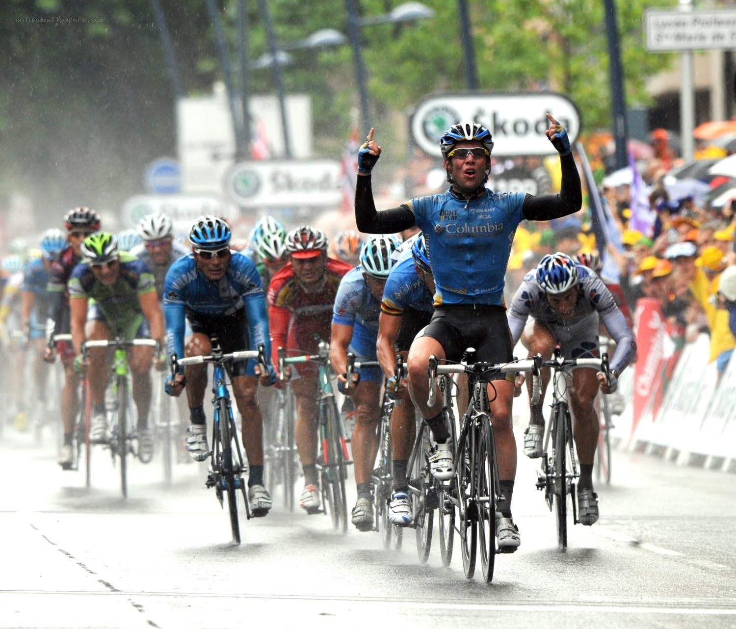 Cyclist wins in the rain