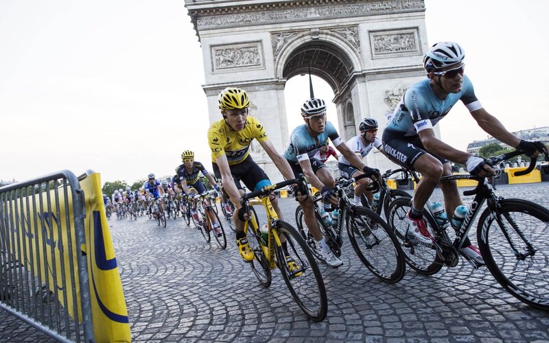 Cyclists at Arc de Triomphe