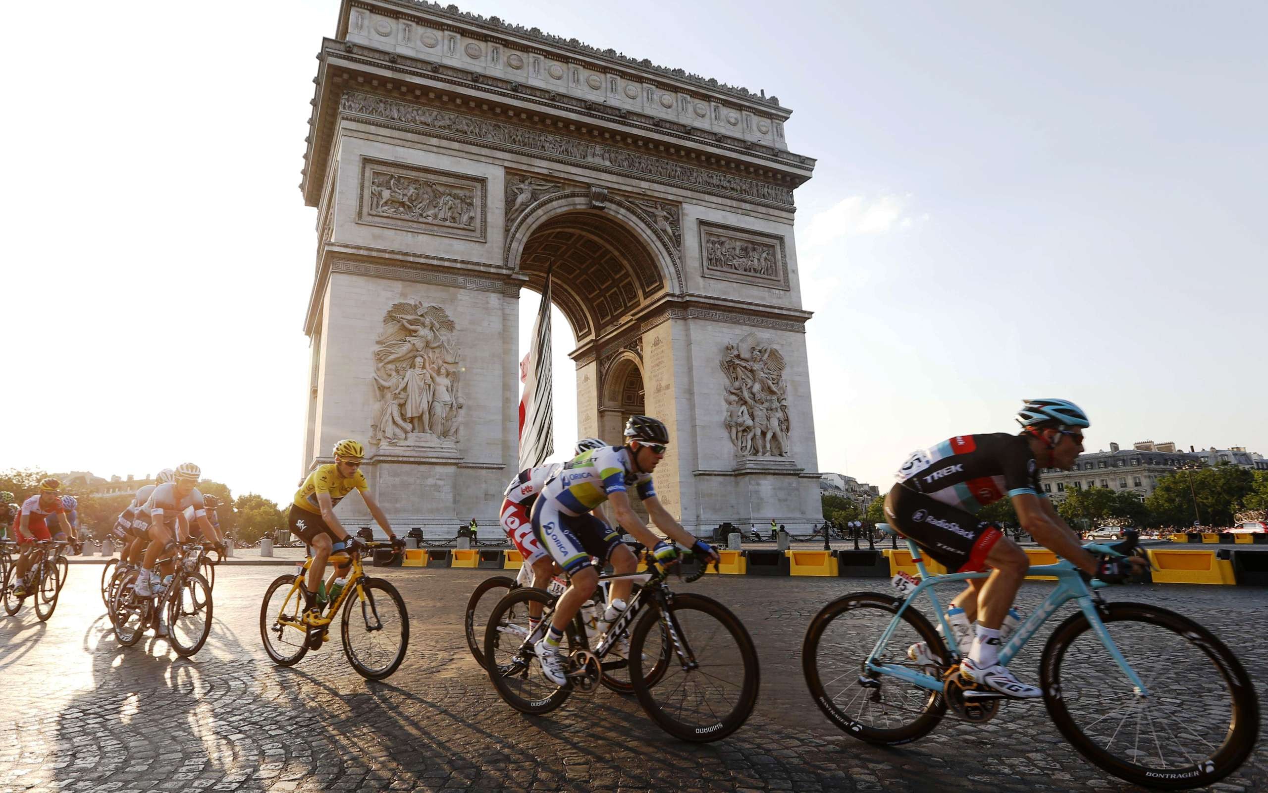 Cyclists at the Arc de Triomphe